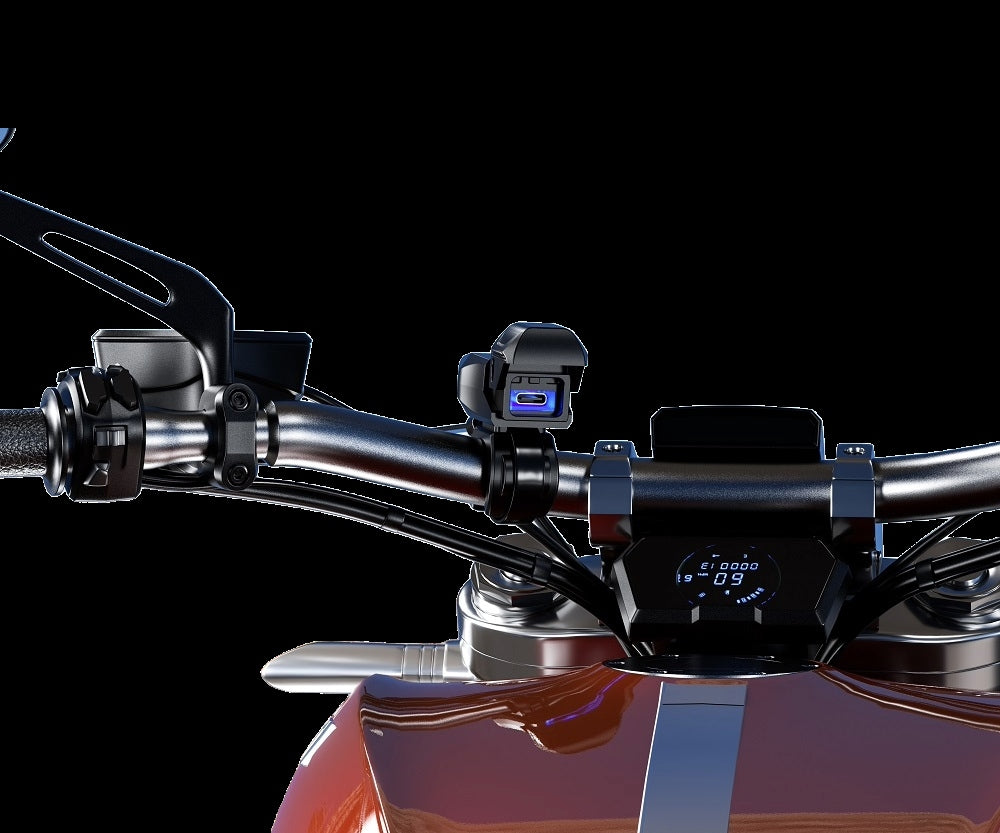 Handlebar-mounted KWG‑B10C USB‑C (Type‑C 36W) motorcycle charger showing clamp installation and LED port; direct‑to‑battery wiring for reliable on‑bike fast charging.